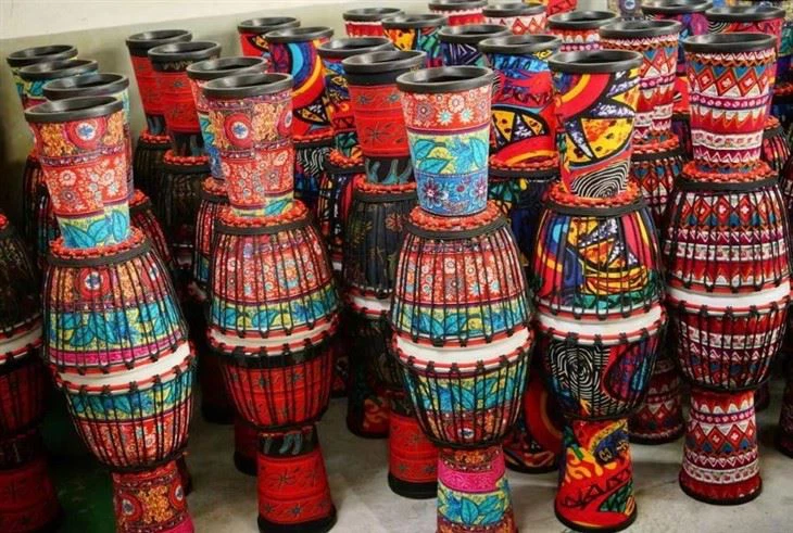 بھیڑ کی کھال کا دف، پیویسی ٹیمبورین، لائٹ ٹمبورین اور بہت سے دوسرے افریقی ڈرم